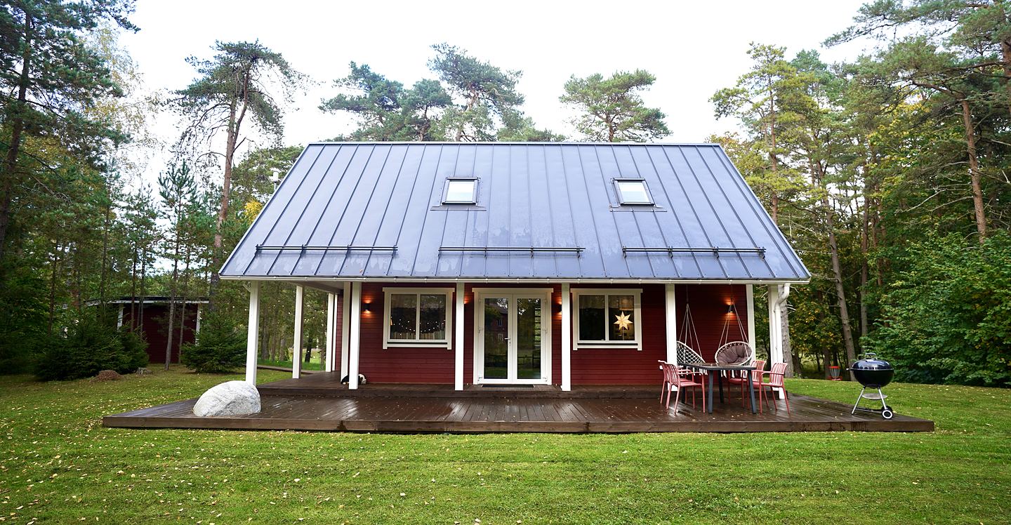 Peamaja eest, terrass ja õuemööbel
